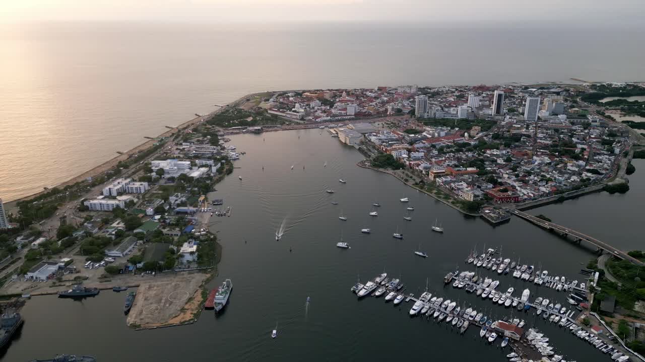 vista aérea del atardecer de la ciudad portuaria de cartagena de indias, colombia, sobre la costa del mar caribe