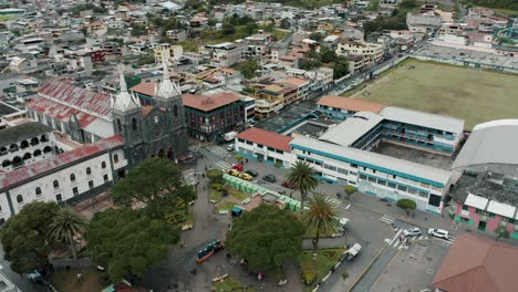 Menschen-Im-Parque-La-Basilica-Mit-Der-Kirche-Unserer-Lieben-Frau-Vom-Rosenkranz-Von-Agua-Santa-In-Banos-De-Agua-Santa,-Ecuador