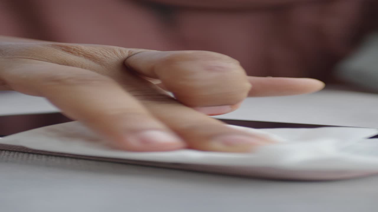 limpieza de la pantalla de un teléfono inteligente