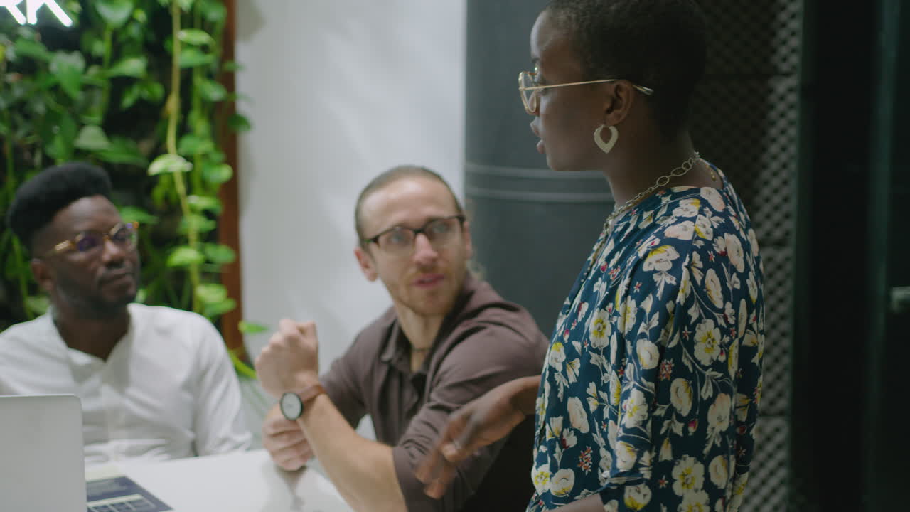 gerente de proyecto femenina que lidera una reunión de negocios con el equipo