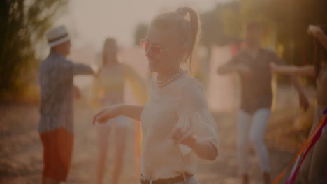 Mujer-Rubia-Alegre-Con-Gafas-De-Sol-Bailando-En-La-Playa