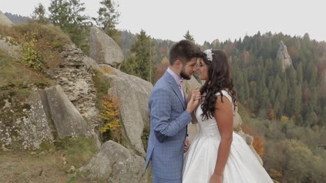 Novio-Con-Novia-En-Las-Colinas-De-Una-Montaña-En-El-Bosque.-Pareja-De-Boda