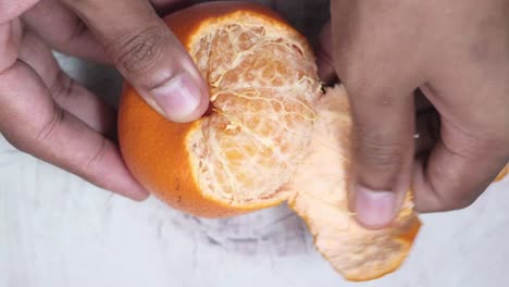 pelando una naranja