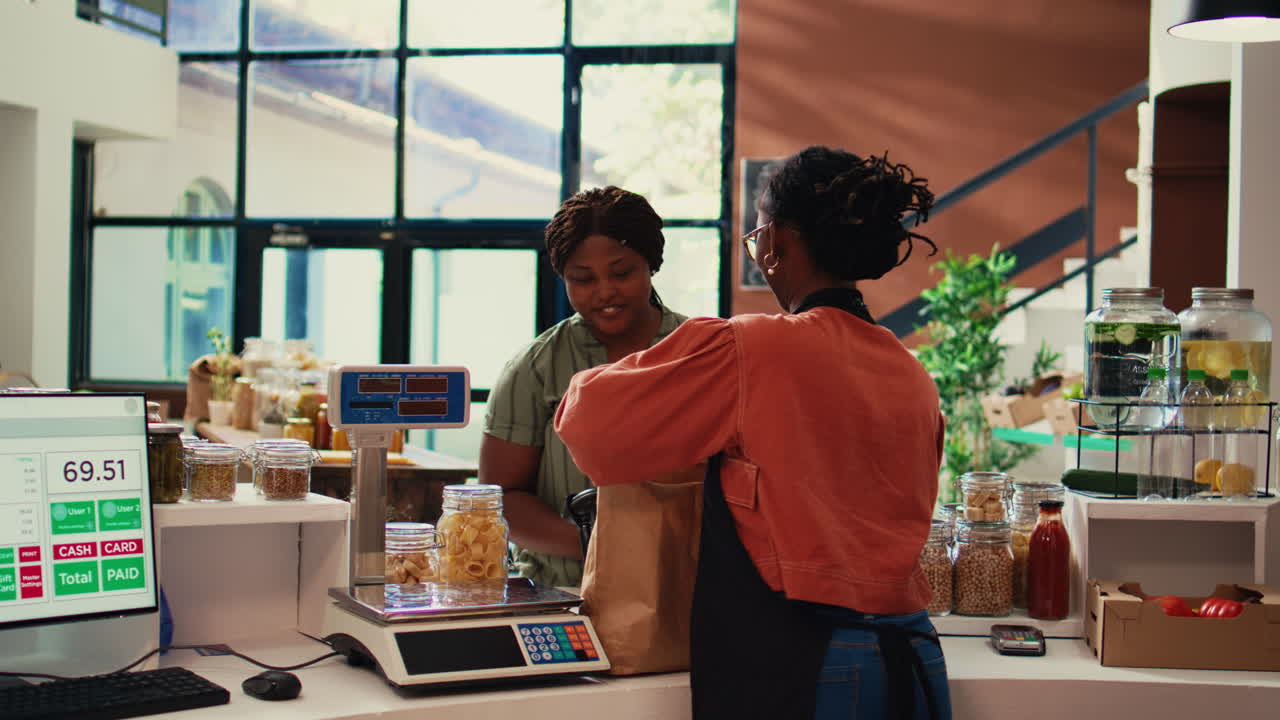 pesado comercial de artículos a granel en balanza para un cliente habitual