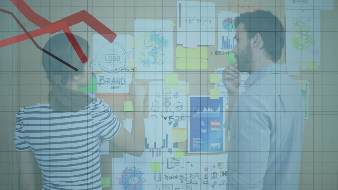 animación de procesamiento de datos y diagramas sobre colegas caucásicos discutiendo el trabajo en la oficina