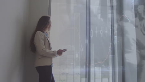 animación de una mujer de negocios biracial en la oficina sobre el procesamiento de datos