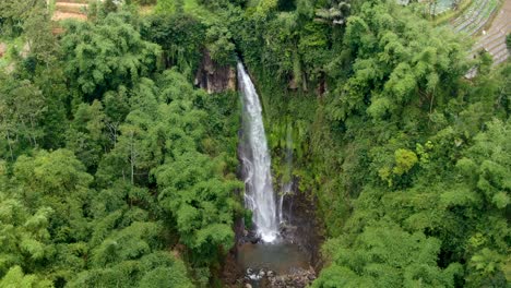 espectacular cascada de curug silawe en la selva tropical en magelang, indonesia