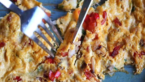 Comer-Tortilla-De-Huevo-En-La-Mesa