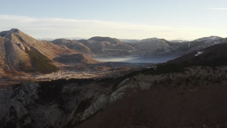 Vista-Aérea-De-Drones-Sobre-La-Bahía-Montañosa-De-Kotor-Al-Amanecer-En-Una-Mañana-Brillante