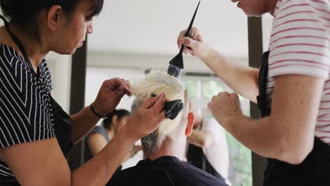 Rückansicht-Einer-Frau,-Die-Sich-Vom-Friseur-Die-Haare-Stylen-Lässt