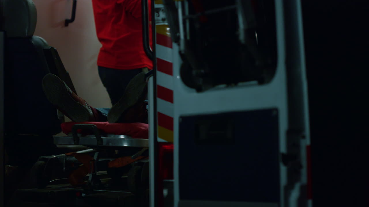 응급 의사가 환자에게 응급 처치를 하고 있다. 남자 가 트레저 에 누워 있다