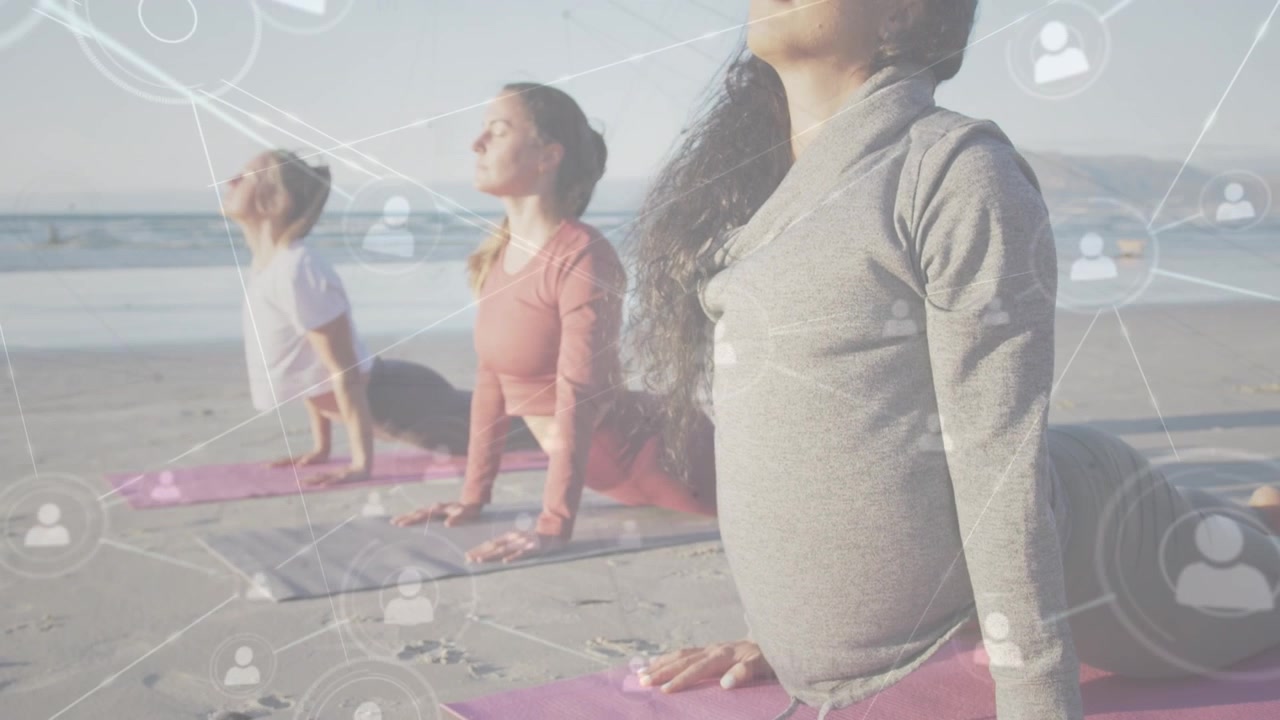 Animazione di connessioni su una donna che pratica yoga sulla spiaggia al tramonto
