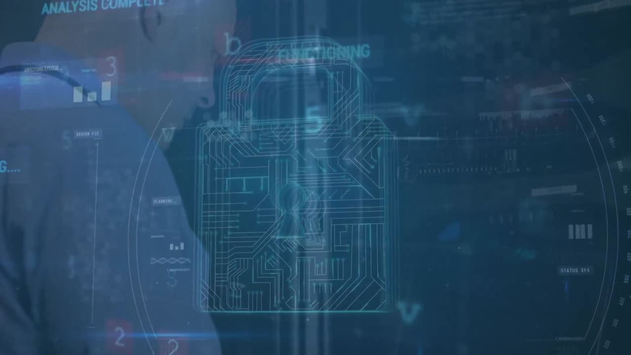 animación de candado, texto y procesamiento de datos sobre técnico informático masculino caucásico por servidor