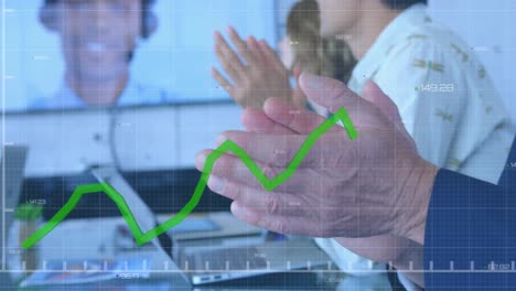 animación del procesamiento de datos estadísticos en la sección media de diversos colegas aplaudiendo en la oficina.