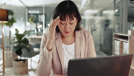 Business-woman,-pain-and-headache-at-laptop