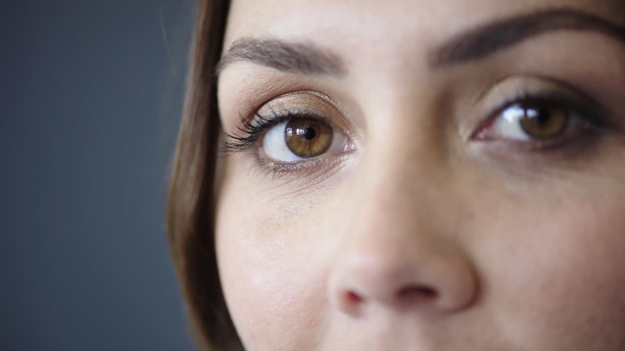 cerca de los ojos de una joven hermosa mirando a la cámara misteriosa belleza femenina