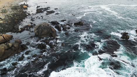 Rocas-Marinas-En-Playa-La-Ballena,-Borde-Costero-De-Chile