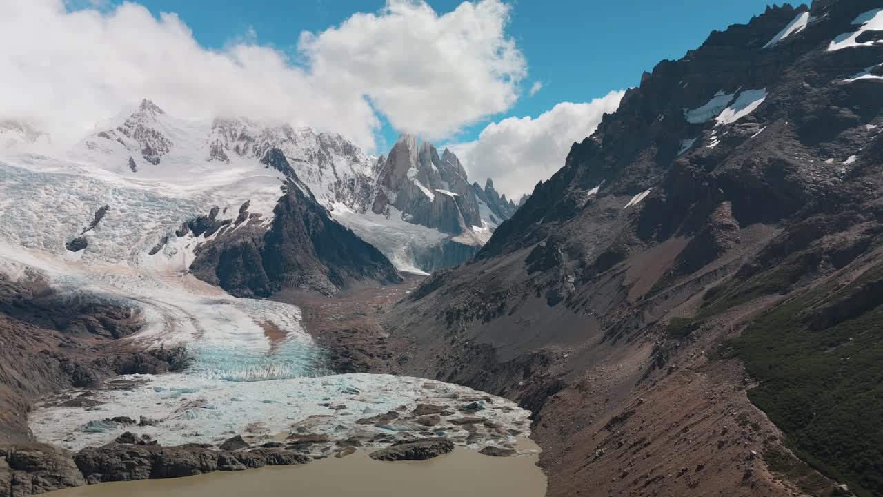 filmati dal drone a cerro torre, la vetta vicino a fitz roy
