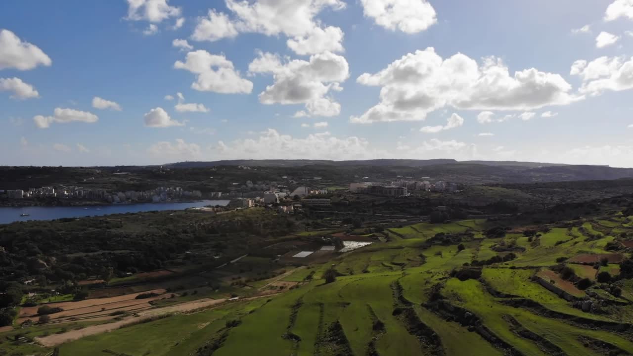 video de hiperlapso de drones de malta, área de selmun, volando hacia xemxija en un ventoso día de otoño