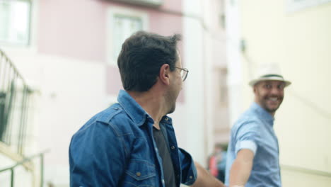 ralenti d'un mec souriant regardant devant et marchant avec son petit ami