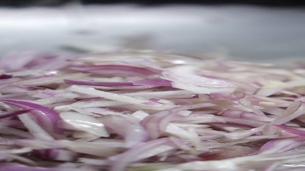 нарезанный красный лук