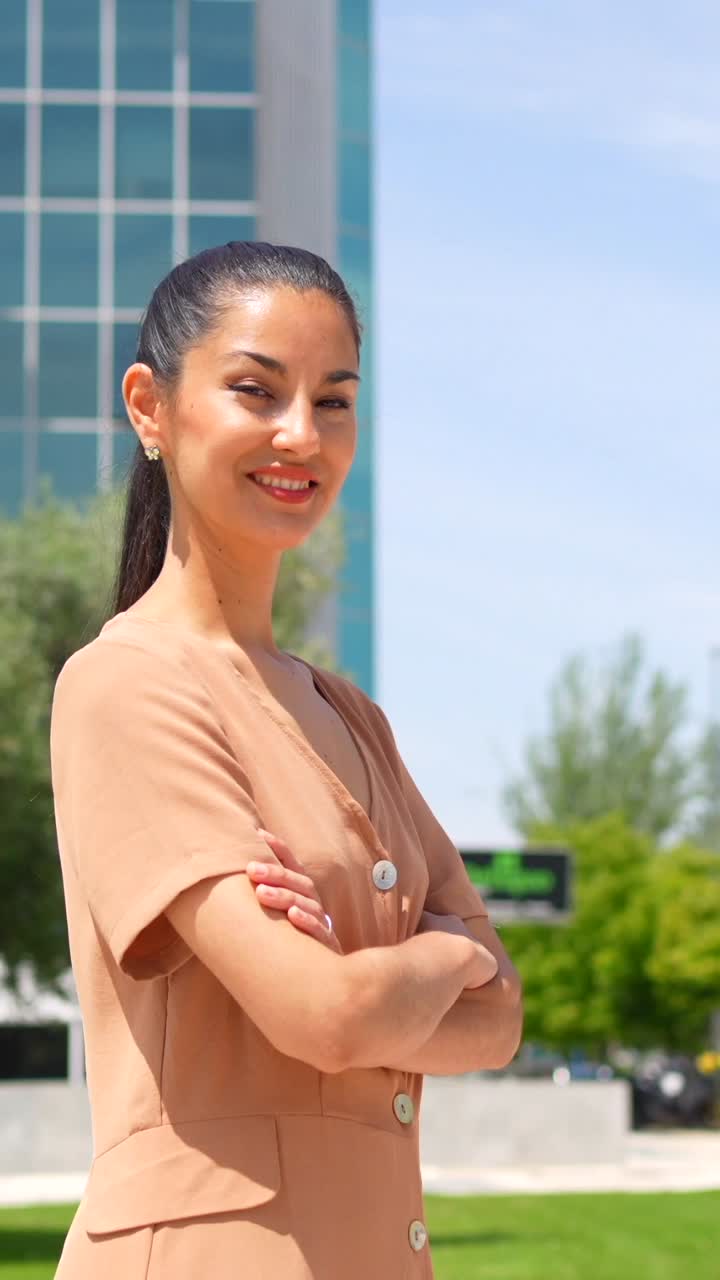 mujer de negocios confiada al aire libre