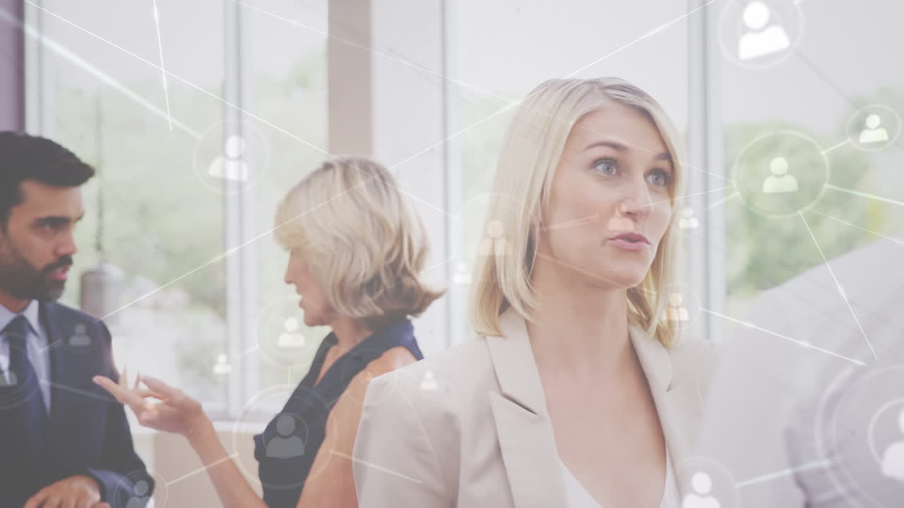 анимация сети икон профиля над двумя различными бизнесменами и бизнесменками, обсуждающими
