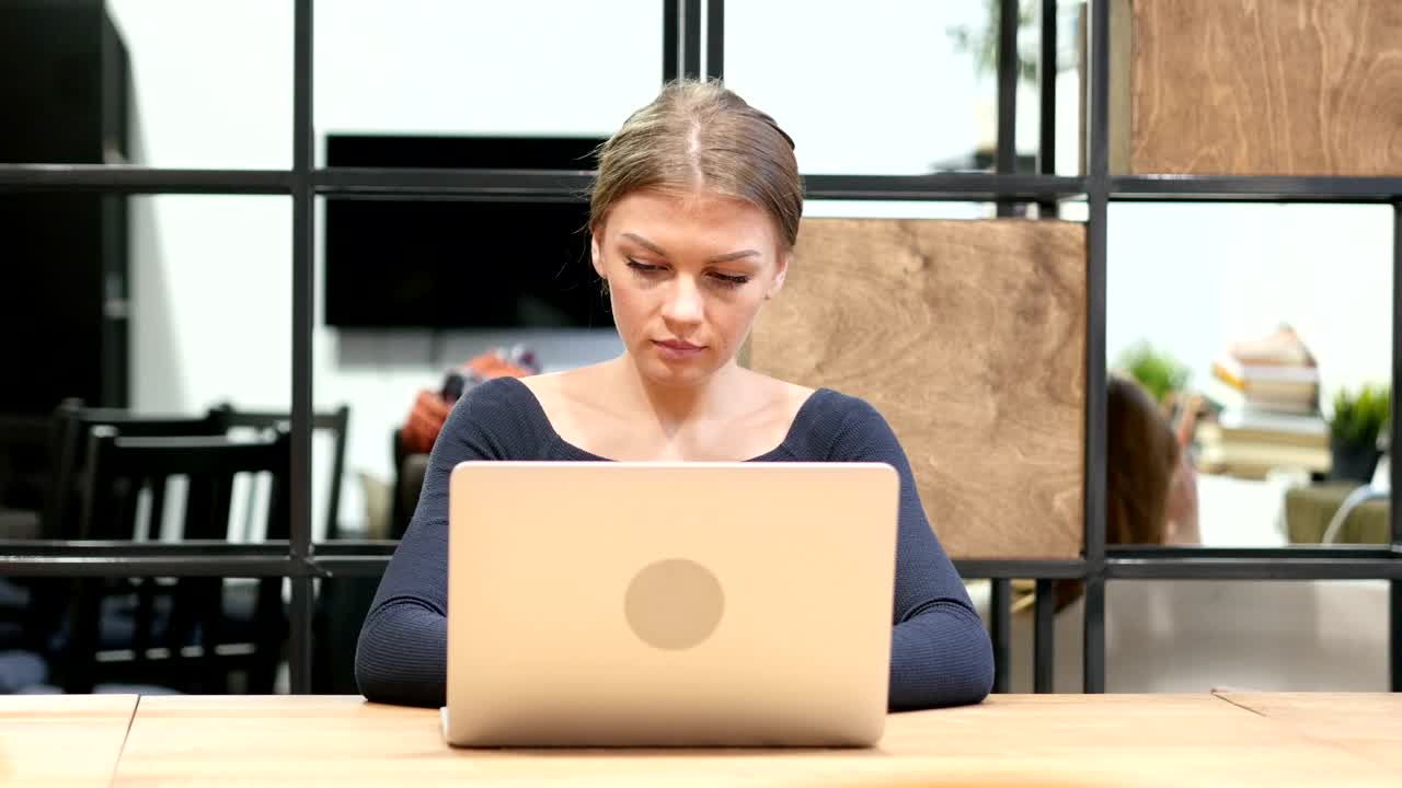 여자가 노트북을 열고, 타이핑하고, 닫습니다.