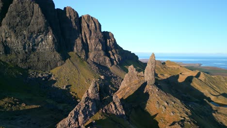 Alter-Turm-Aus-Vulkangestein,-Der-„Old-Man-Of-Storr“,-Mit-Blick-Auf-Die-Entfernte-Küste-Mit-Langen-Schatten-Am-Frühen-Morgen-Im-Winter