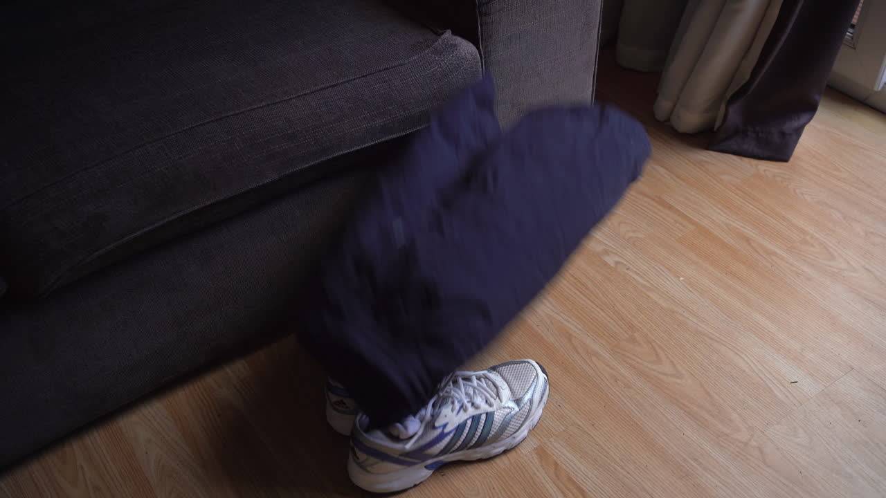 zapatillas y shorts deportivos tirados al suelo al terminar de entrenar