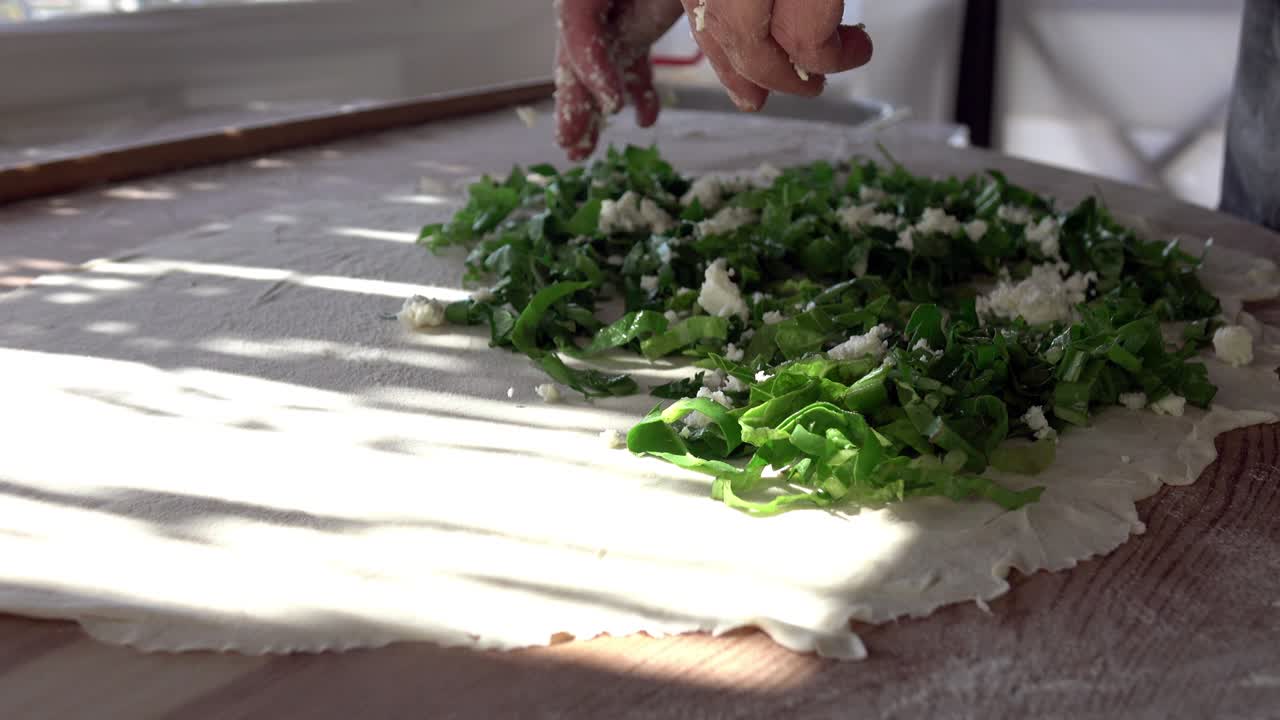 터키 플래트브레드. 가까운 요리사는 채우기와 함께 맛있는 케이크를 준비합니다.