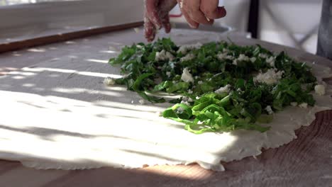 pan plano turco. el cocinero de cerca prepara deliciosos pasteles con relleno.