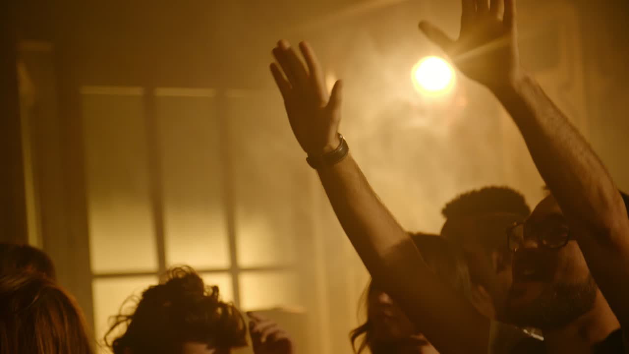 Hombre alegre aplaudiendo en una fiesta.
