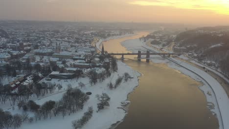 Luftaufnahme-Der-Stadt-Kaunas-Am-Sonnigen-Wintermorgen