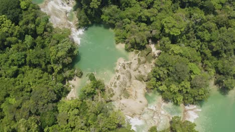 La-Antena-Vuela-Sobre-Las-Piscinas-De-Roberto-Barrios,-Vista-De-Pájaro-Durante-El-Día,-Palenque,-Chiapas,-México