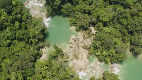 la antena vuela sobre las piscinas de roberto barrios, vista de pájaro durante el día, palenque, chiapas, méxico