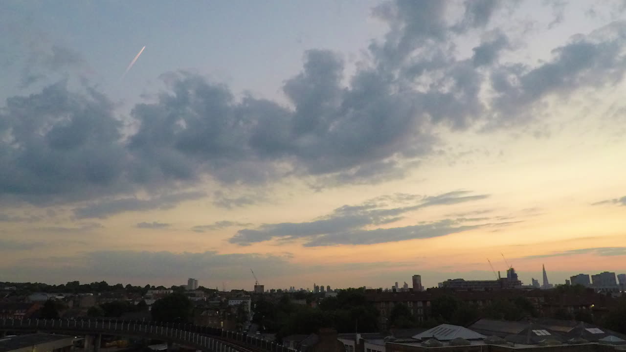 TIME LAPSE: Sunset with colourful clouds and a falling star above London landmarks