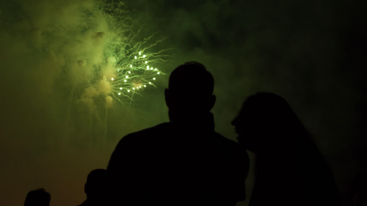 фейерверк с людьми, наблюдающими