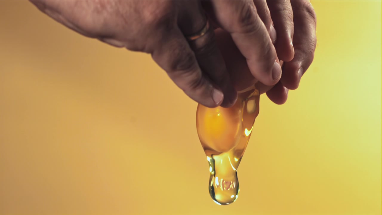 Håndseparering av eggeplomme og eggehvite i sakte film