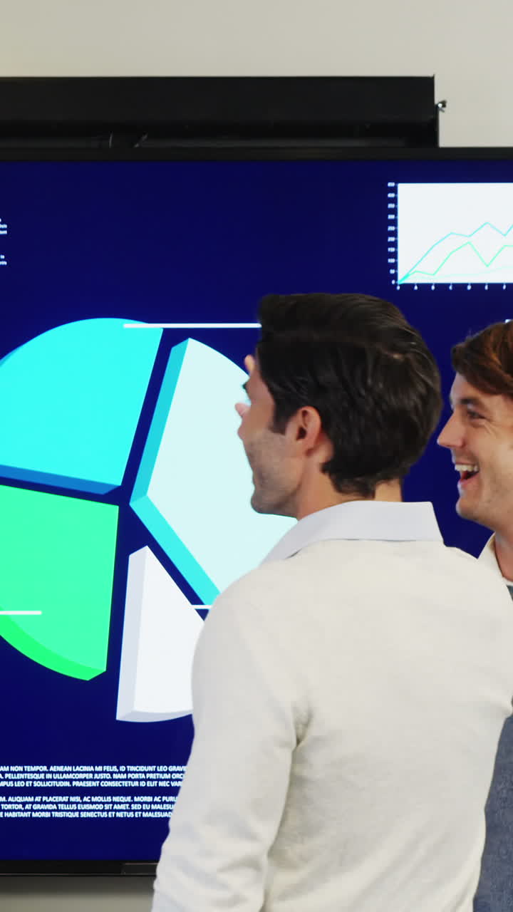 gente de negocios interactuando y dándose el "high five" entre sí.