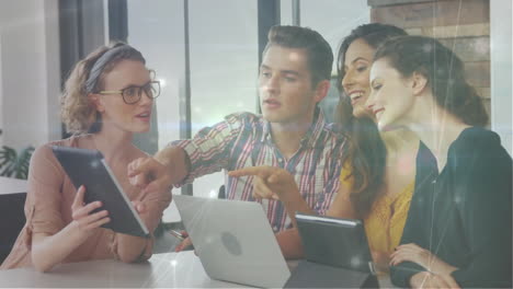 animación de la red de conexiones entre diversos colegas que utilizan tabletas y portátiles en la oficina