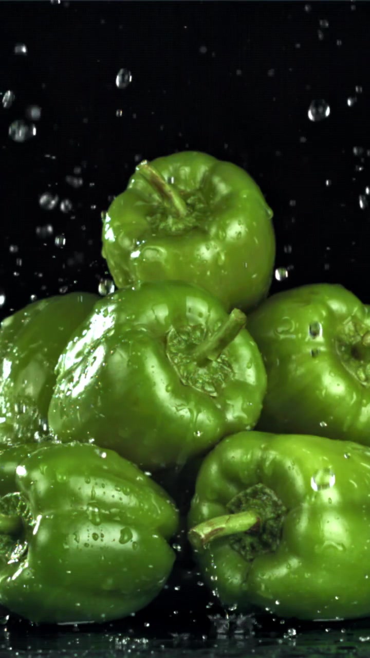 Verse groene paprika's met spatwater