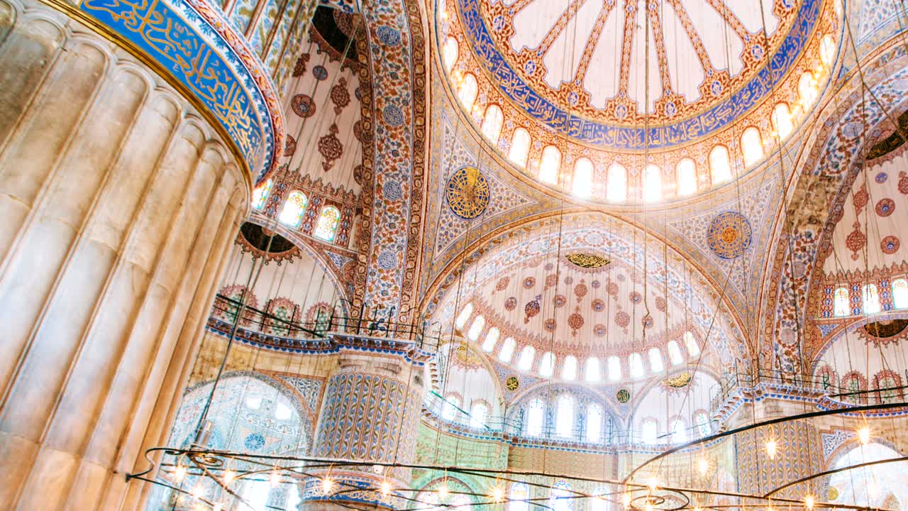 zoom out timeelapse del interior de la mezquita azul o sultanahmet en el interior de la ciudad de estambul en turquía