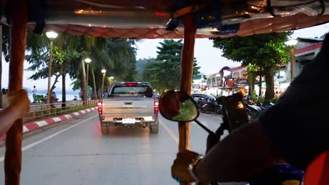 viaje nocturno en tuk-tuk en el bullicioso krabi, tailandia