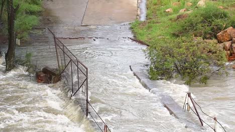 Straße-Und-Brücke-Werden-Vom-Fluss-überflutet