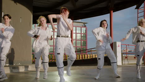 Junge-Crew-Tanzt-Im-Weißen-Outfit-Im-Freien