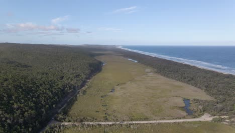 Car-Driving-At-Alfred-Martin-Way-Near-Blue-Lake-National-Park-Overlooking-Coral-Sea---North-Stradbroke-Island,-QLD,-Australia