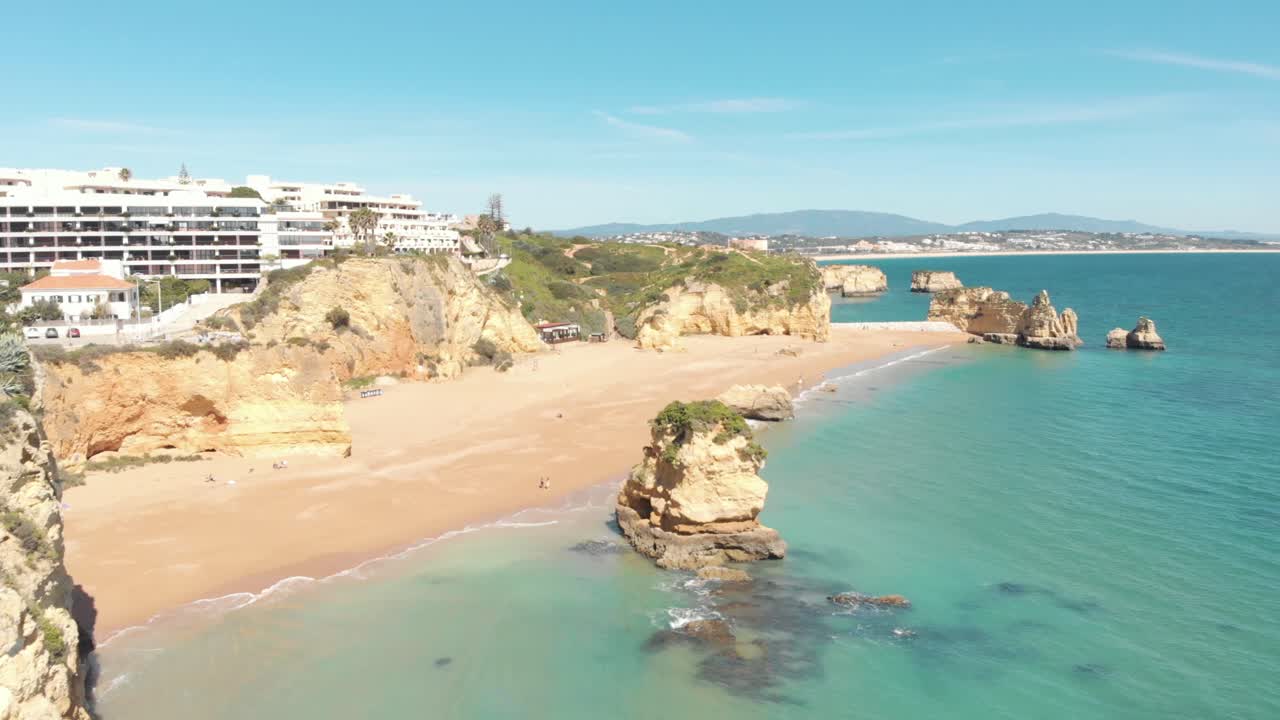 establecimiento de una toma de la playa de doña ana en la costa de lagos, algarve, portugal - sobrevuelo aéreo empujado en una toma amplia