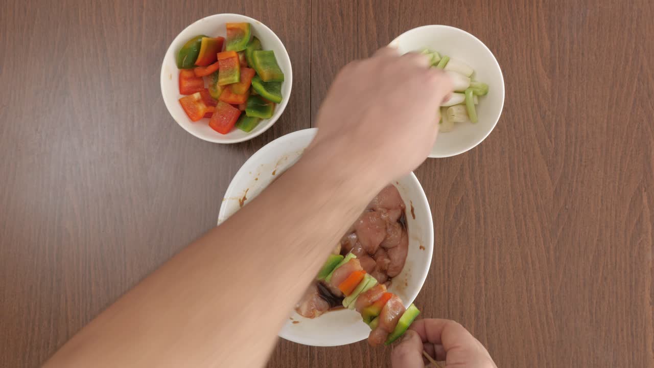 pollo crudo y verduras en brochetas de madera