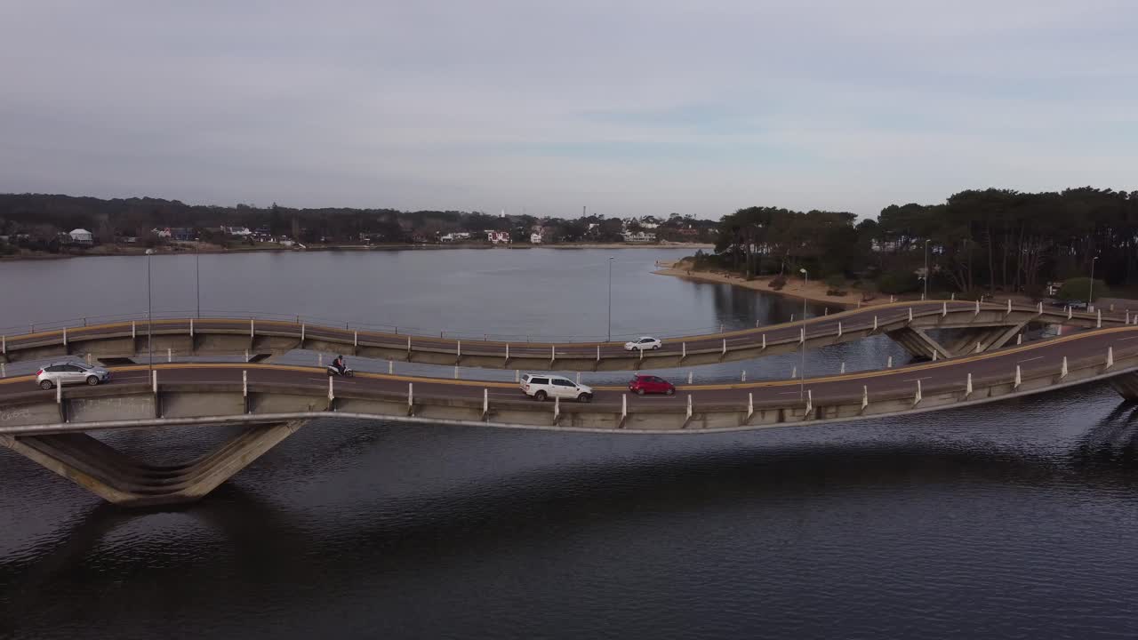 leonel viera의 무인 항공기 pov는 우루과이에서 말도나도 강을 건너는 차량으로 리본 다리를 강조했습니다.